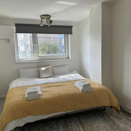 Cheerful Double Room For Single Use London Luaran gambar